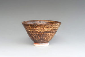 Czarka ceramiczna ręcznie formowana na kole garncarskim.