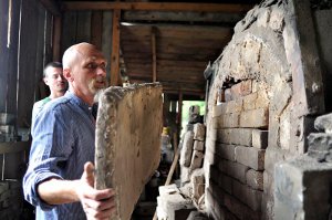 Ładowanie pieca. Warszaty ceramiczne.